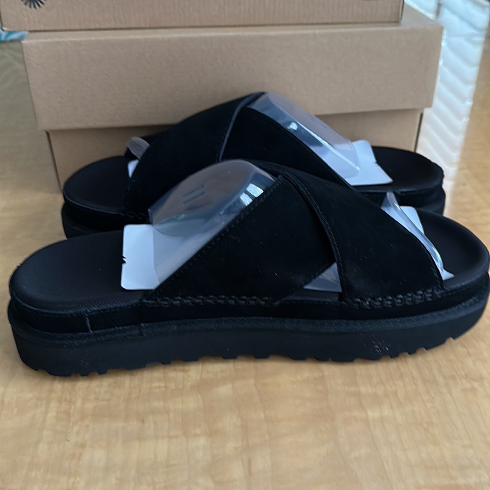 Ugg Women’s Goldenstar Cross Slide Sandal - Picture 4 of 6